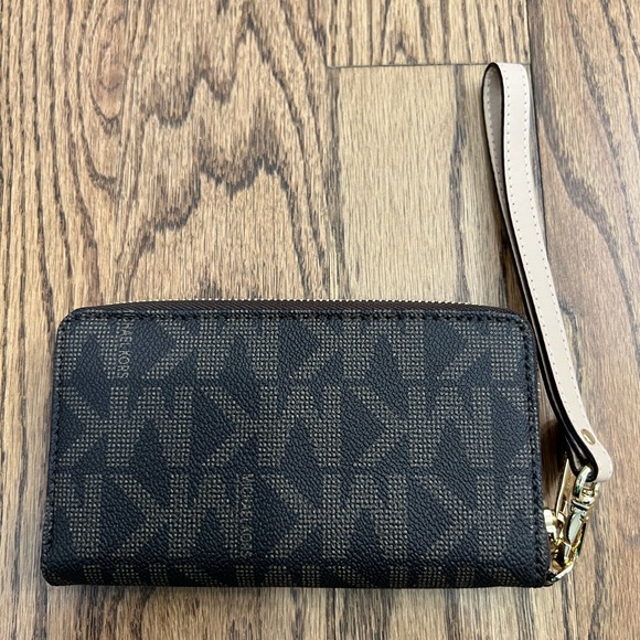 Michael Kors Black and Gold Key Holder - Picture 4 of 4